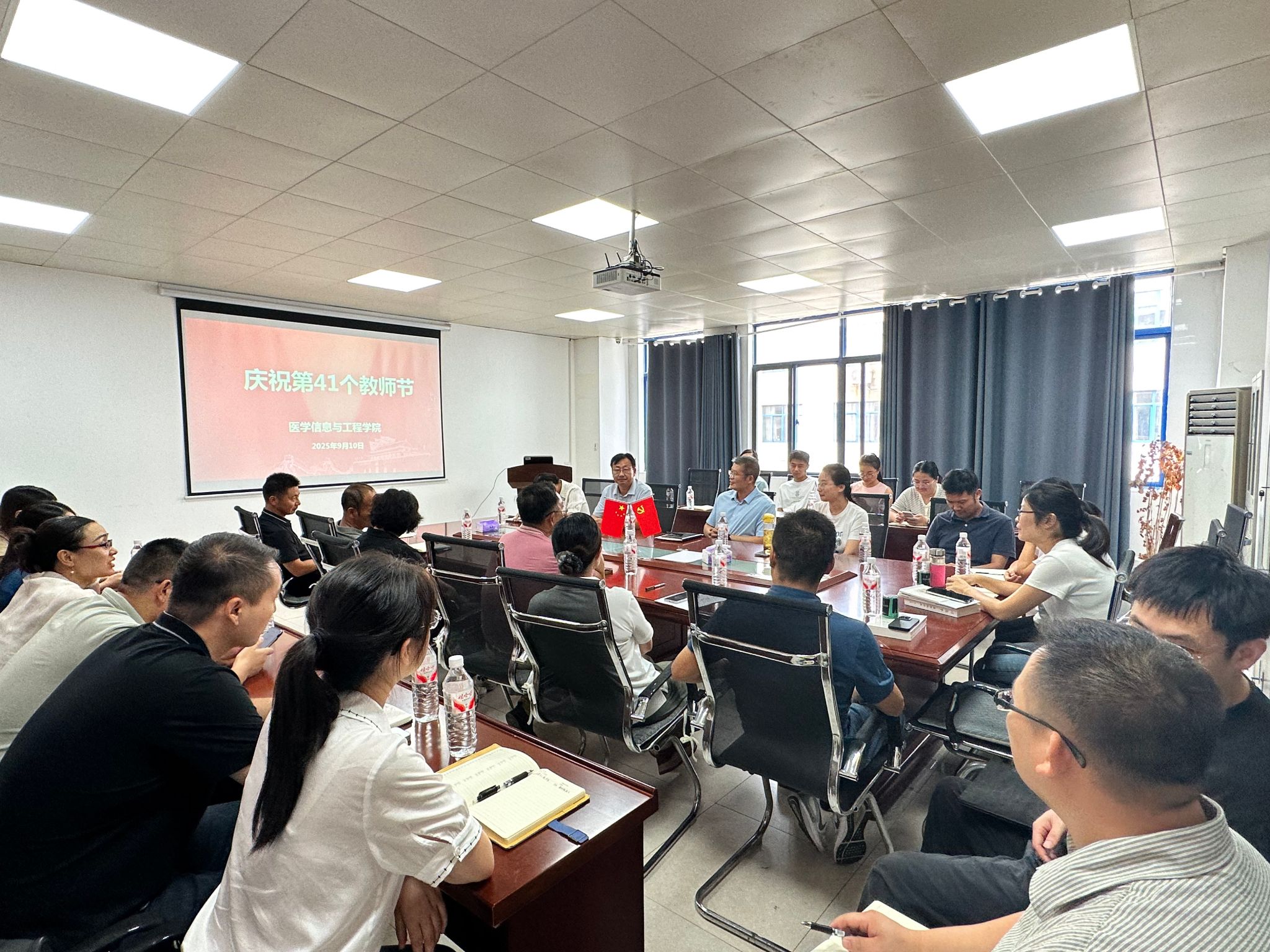 台湾av
召开庆祝第41个教师节教师座谈会